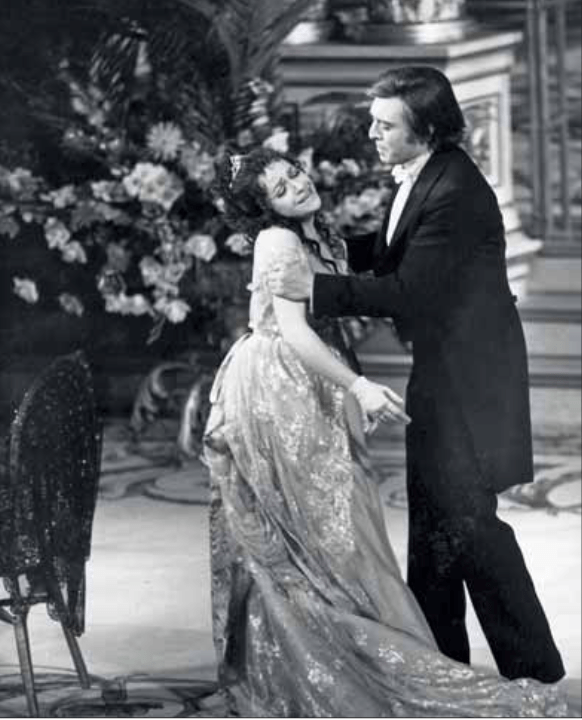 ￼«Di lagrime avea d’uopo» Ileana Cotrubaș (Violetta) și Giacomo Aragall (Alfredo), regia: Otto Schenk, Opera din München, 1975.
