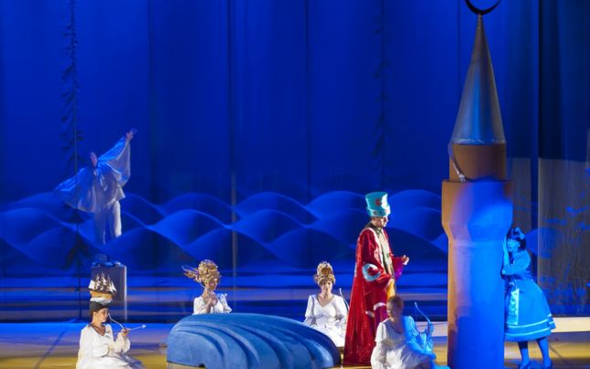 Scenă din Indiile galante, în regia lui Andrei Şerban, de la Opera Naţională din Iaşi FOTO: Paul Buciuţă