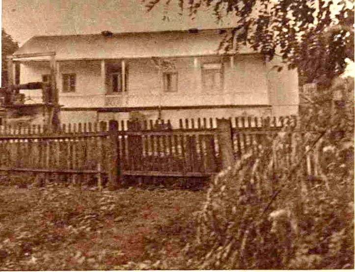 Casa Enescu din Dorohoi, str. Carmen Sylva, are două corpuri. Maestrul când vine la Dorohoi, ocupă locuința mică din fundul curții, cea din față fiind închiriată. Fotografia noastră reprezintă casa din fundul curții. Fereastra cu un semn deasupra e odaia lui Enescu, unde a compus o mare parte din opera „OEDIP”. În camera alăturată se păstrează, între altele, diferite obiecte de gospodărie, farfurii, pahare, vase de bucătărie, ale părinților lui George Enescu, precum și tablouri, diferite amintiri din copilărie, etc. Este de fapt un mic muzeu.