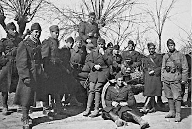 Fotografie din anul 1942, realizată la Giurgiu, imediat după luptele de la Odessa. Primul din stânga este Neagu Djuvara