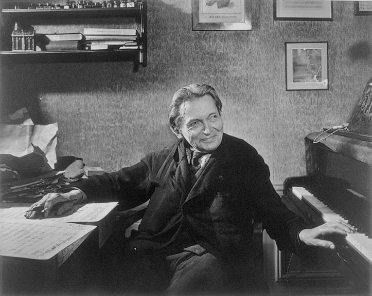 Talent multiplu: Enescu excela ca violist, pianist, dirijor și compozitor (Foto: Yousuf Karsh, 1954)