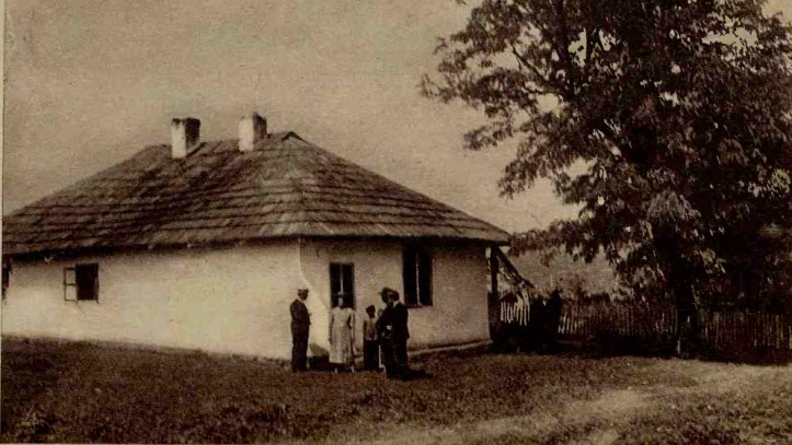 Casa din Liveni, unde s’a născut George Enescu. Redactorul nostru stă de vorbă cu actualii locatari, în fața ferestrei unde se juca Georgică, privind spre livadă.