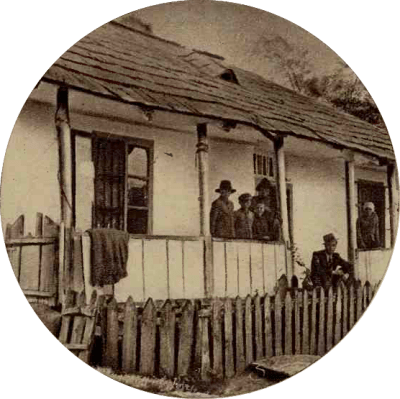 Fațada casei, în cerdac, copiii primarului Berbinschi, actualul locatar, precum și alte persoane.