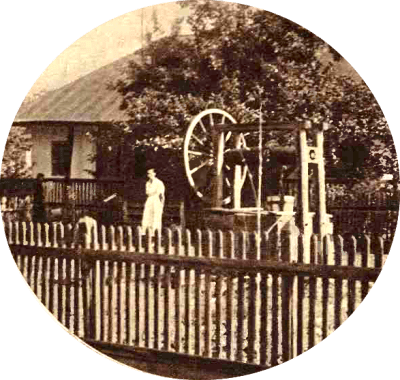 Casa din Mihăileni, moștenită dela preotul Ion Cozmovici, unde a pierdut-o pe mama sa.