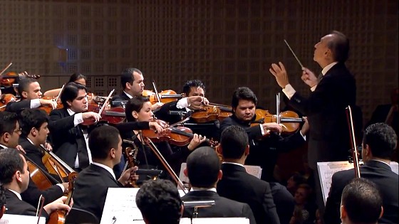 Claudio Abbado în fruntea Orchestrei Simon Bolivar. În Italia, dirijorul umanist era președintele de onoare al Sistema
