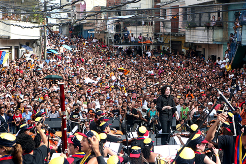 Gustavo Dudamel, fiu al Sistema și idol al tinerilor muzicieni, dirijând un concert pe străzile din Caracas
