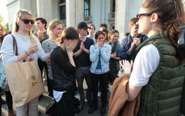 Alina Cojocaru in tears, in front of Bucharest National Opera
