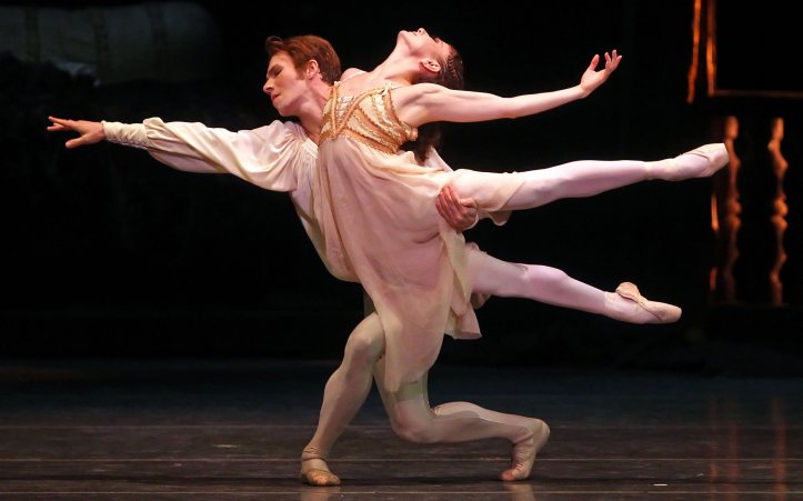 Alina Cojocaru și Johan Kobborg, în „Romeo și Julieta” la Metropolitan Opera House în 2012. Cei doi sunt logodiți, în viața reală. (Foto Credit: Andrea Mohin/The New York Times)