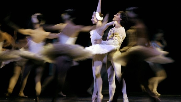 Balerinii Julio Bocca și Alina Cojocaru în „Lacul lebedelor” de Ceaikovski (Foto credit: AP)