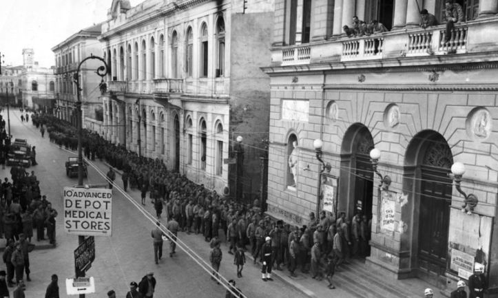 Soldați ai Armatei a V a stând la coadă pentru un spectacol la Teatro San Carlo (1944)